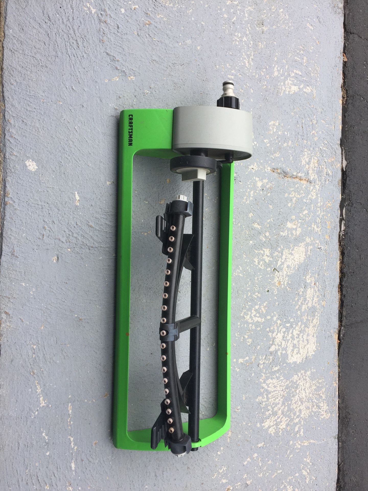 Ossilating lawn water sprinkler in very good / excellent condition