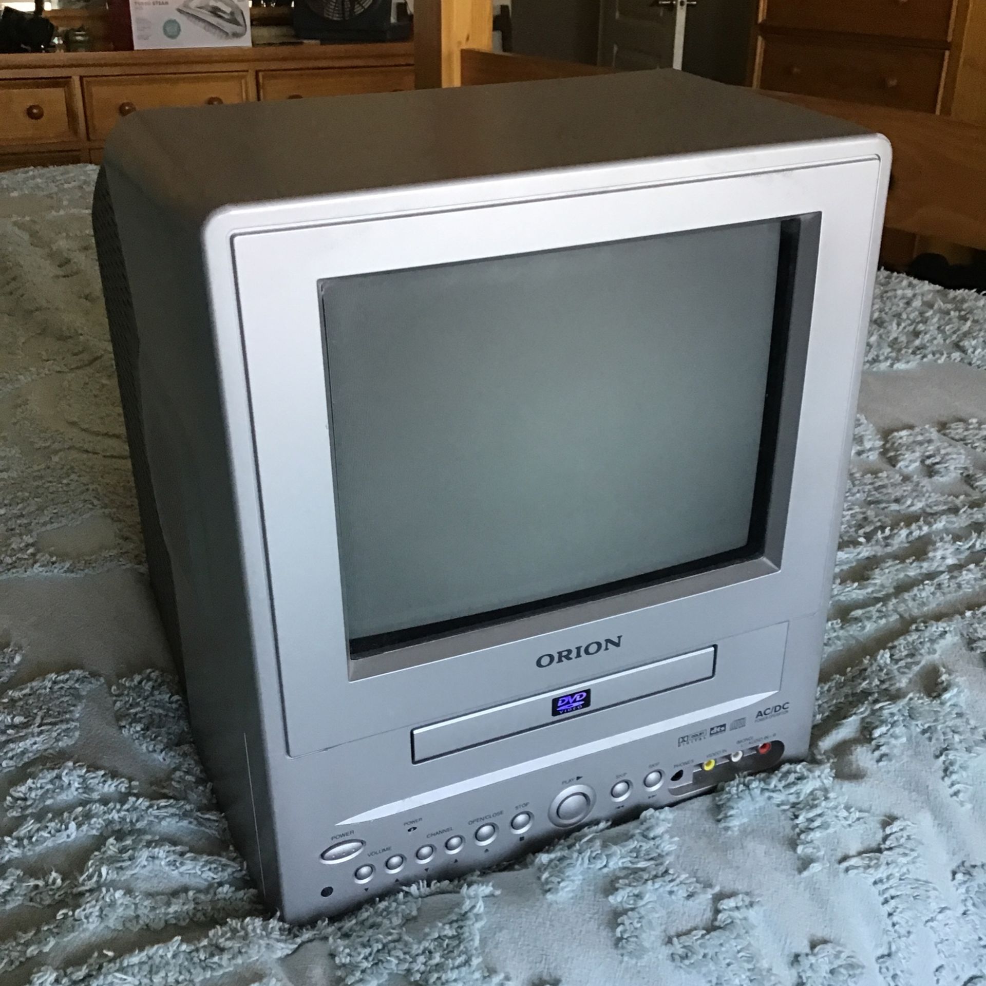 Orion combination 9 inch color television and DVD player