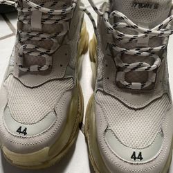 Balenciaga Triple S Size 44 (TRADES ALSO)