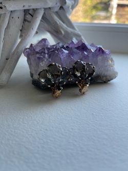 Vintage Stylish Clover Club shaped, clip-on earrings with 4 clear stones (dark shade)