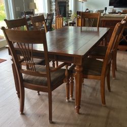 Universal furniture Dining Room Set