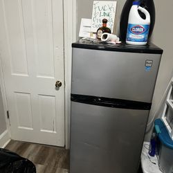 Avantis Fridge And Freezer