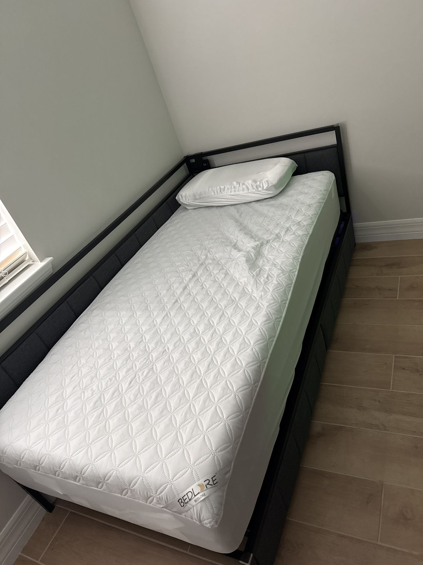 Serta Extra Long Twin 70” Mattress And Bed