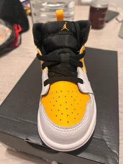 Yellow Jordan’s size 9c