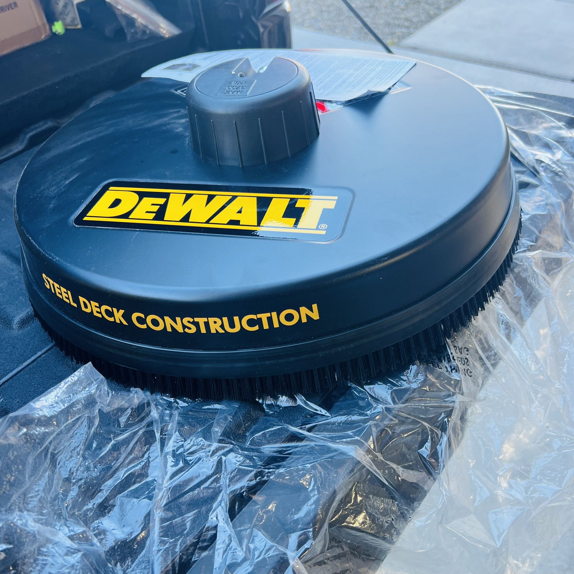 DEWALT Universal 18 in. Surface Cleaner for Cold Water Pressure Washers Rated up to 3700 PSI for Sale in Glendale, - OfferUp