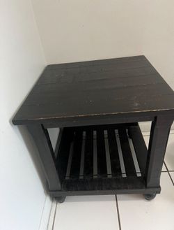 Ashely’s furniture mesita de madera