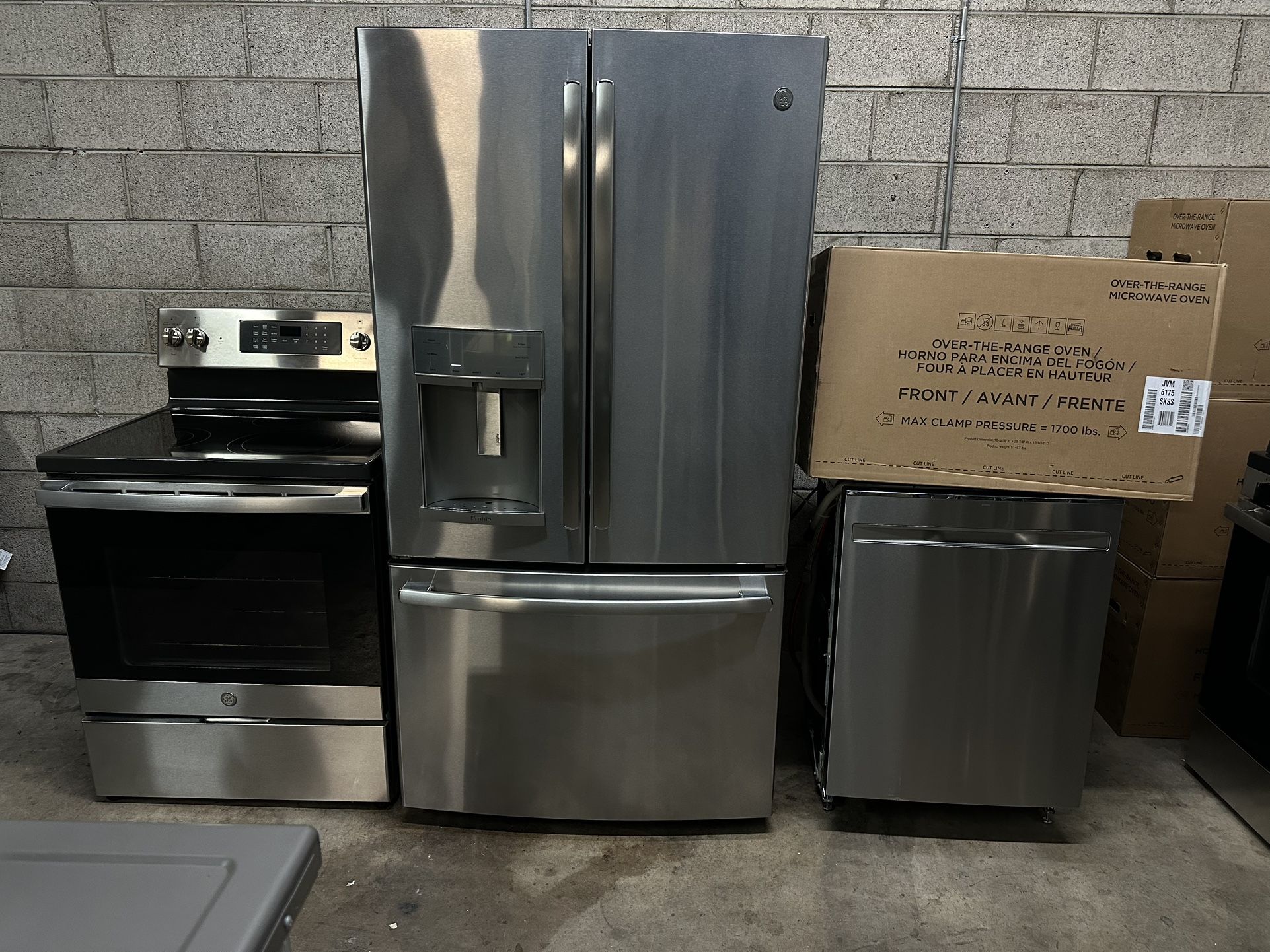 BEAUTIFUL GE STAINLESS STEEL KITCHEN APPLIANCE SET LIKE NEW