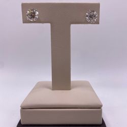 Round cut Diamond earring