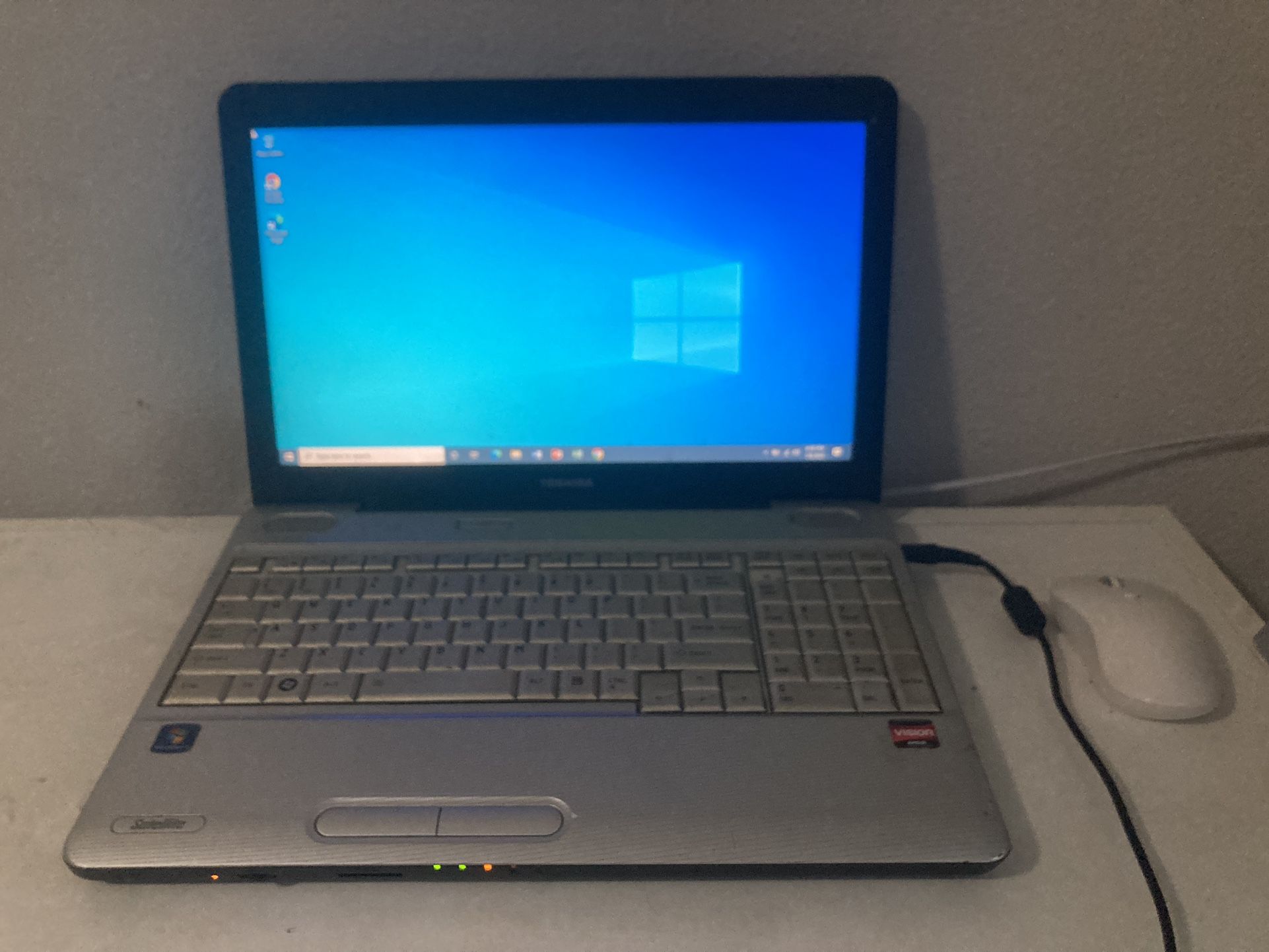 Toshiba Laptop Old Model 320gb Hd  Windows 7 Ms Office With Charger