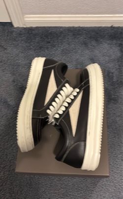 Sz 10 Black Low-Top Sneakers with White Sole