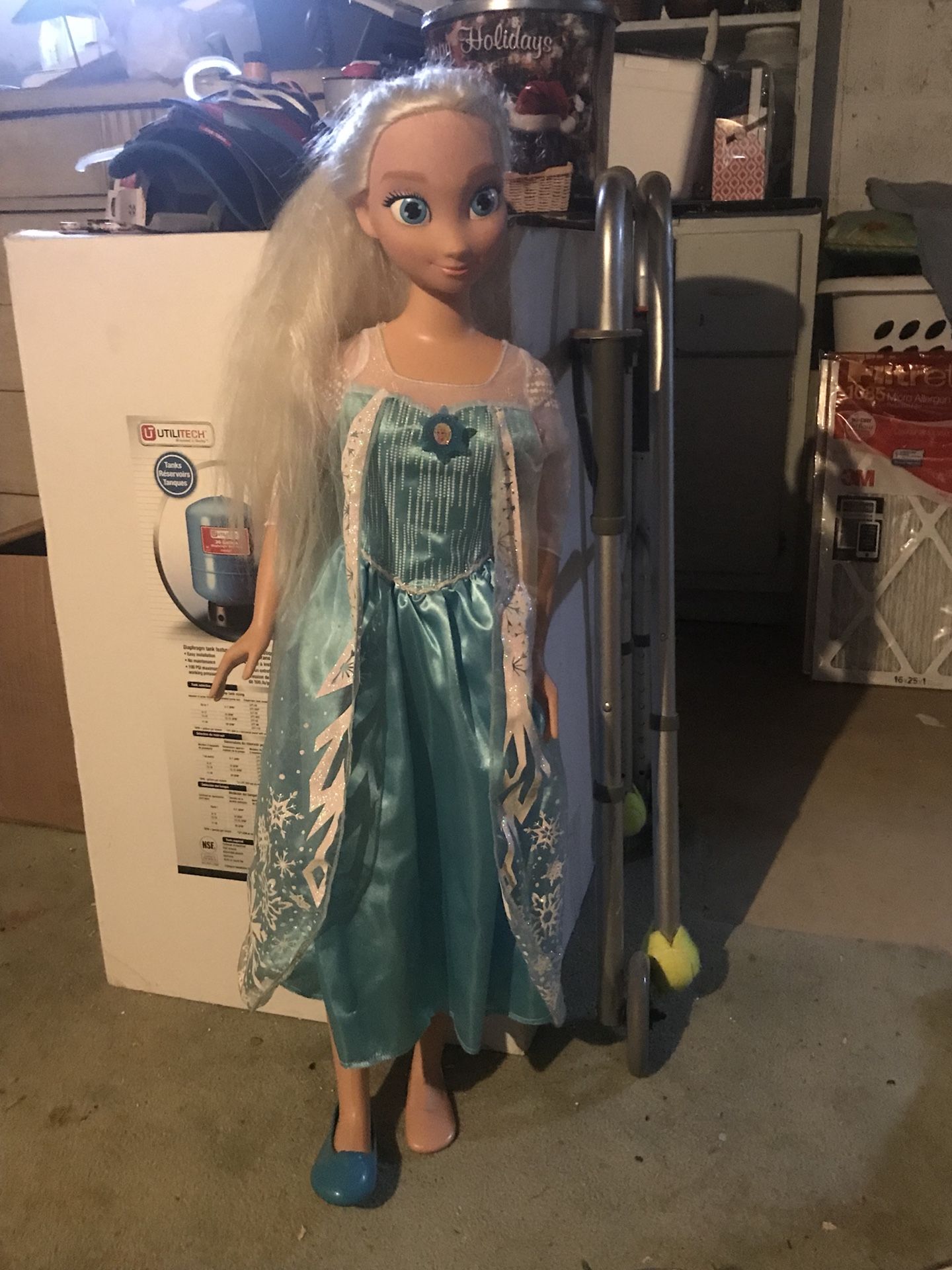 4ft tall Elsa