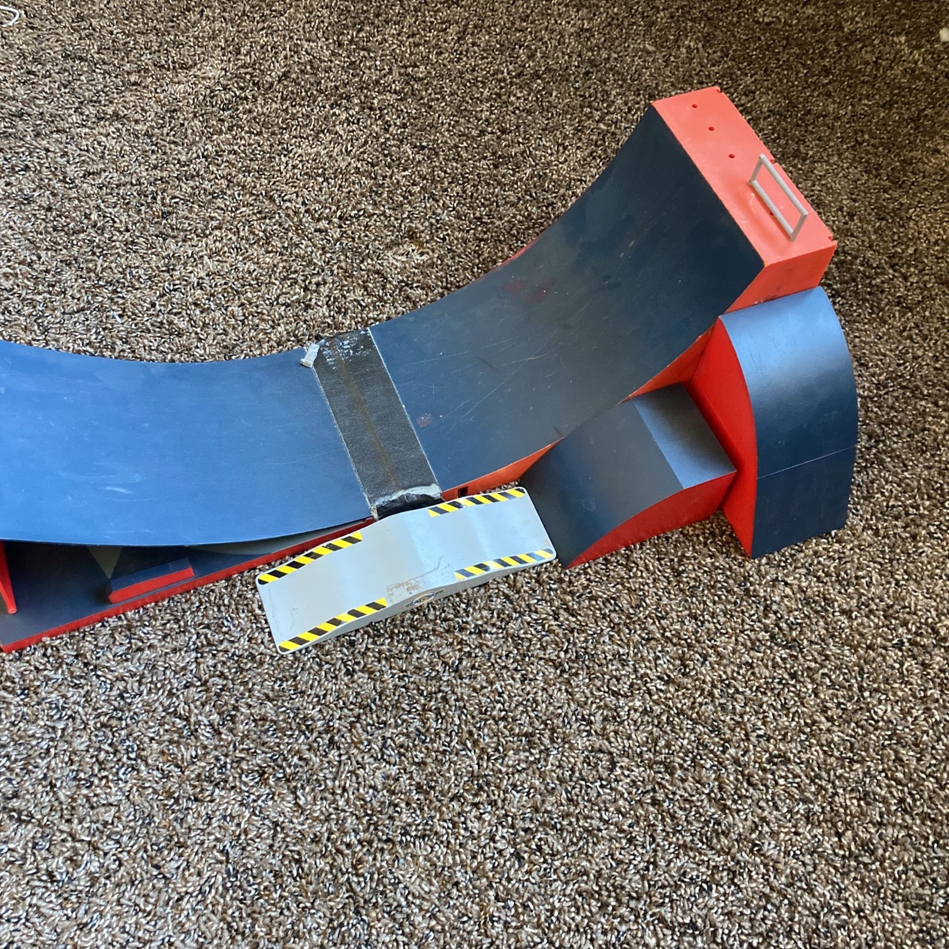 Tech deck skate ramp with features