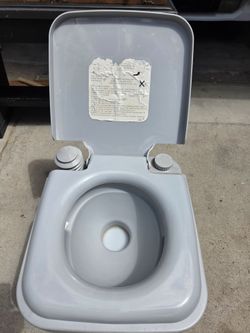 Flushing camping toilet