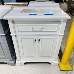 Brand New 30 in. W x 22 in. D Single Sink Bath Vanity in White with White Marble Top $419 