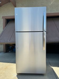 GE Stainless Steel Top-Freezer Refrigerator