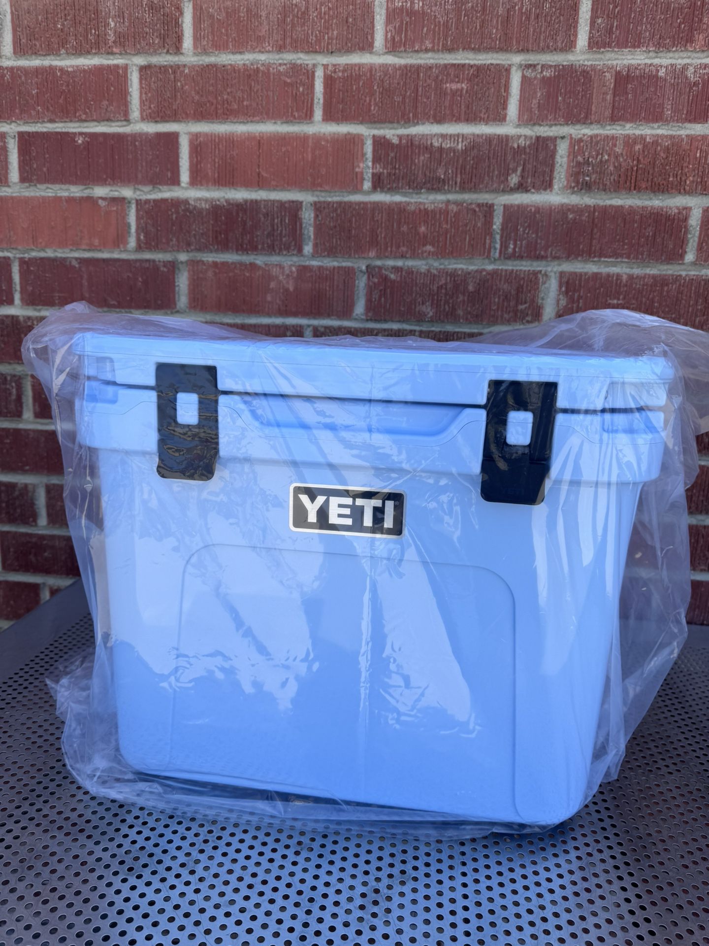 Yeti Roadie 32 Big Sky Blue Rolling Cooler w/ Wheels