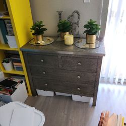 Un Mueble Color Plata .