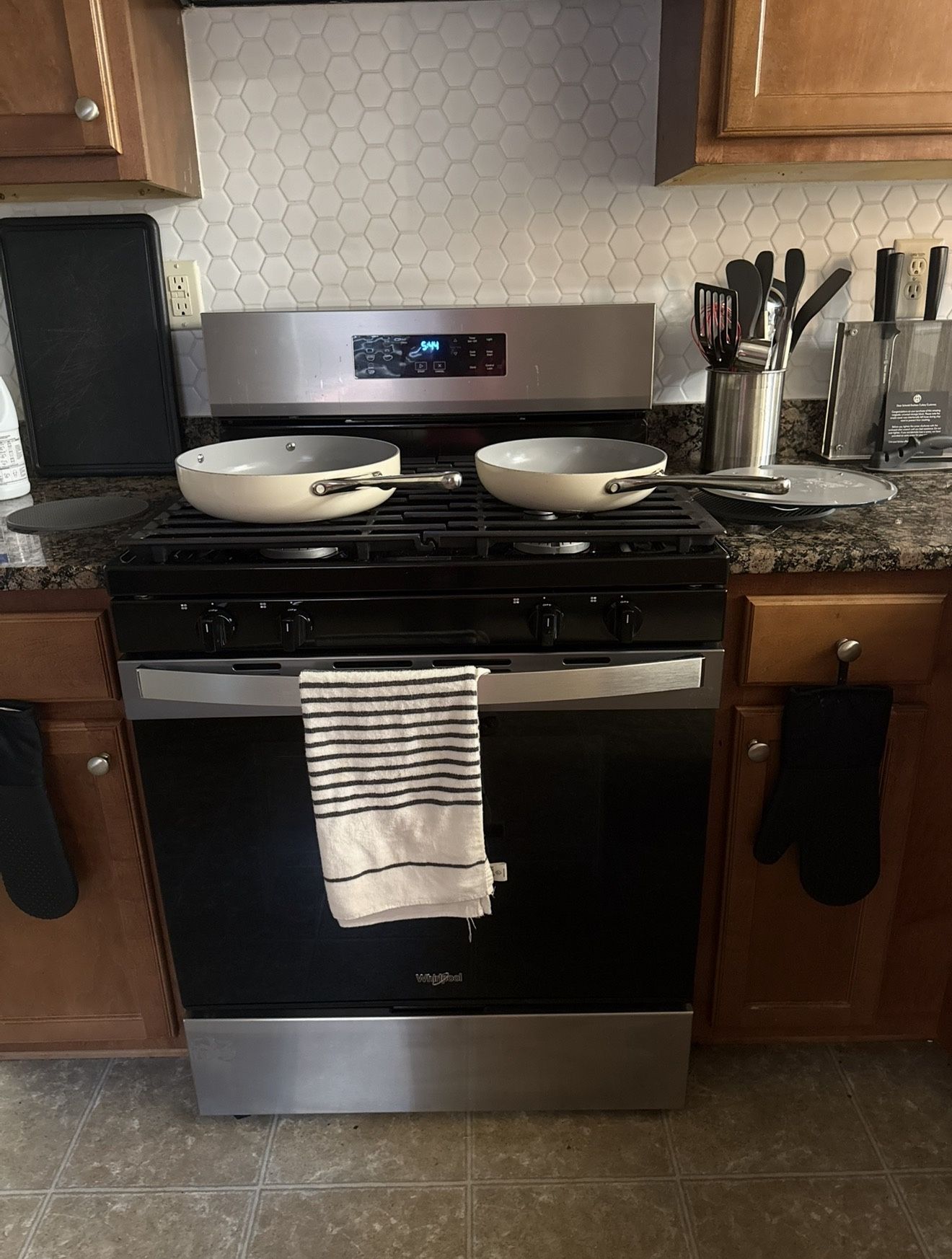 🔥 Whirlpool Stainless Steel Gas Range / Oven – Like New