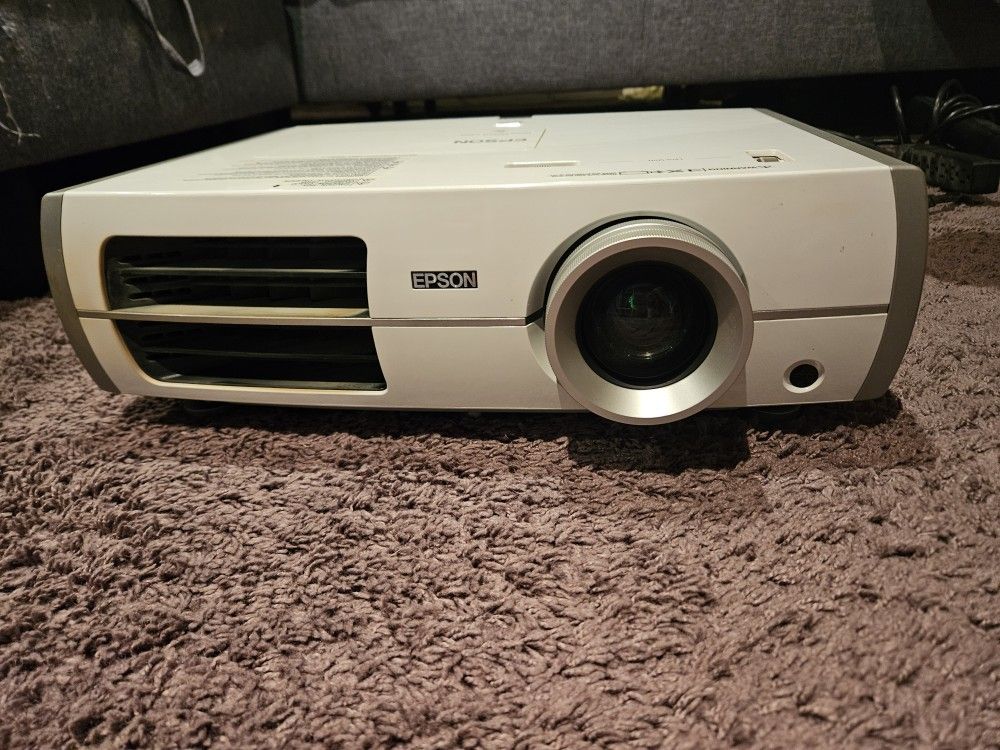 Epson Powerlite Home Cinema 8350 Package - 80" Screen & Spare Lamp