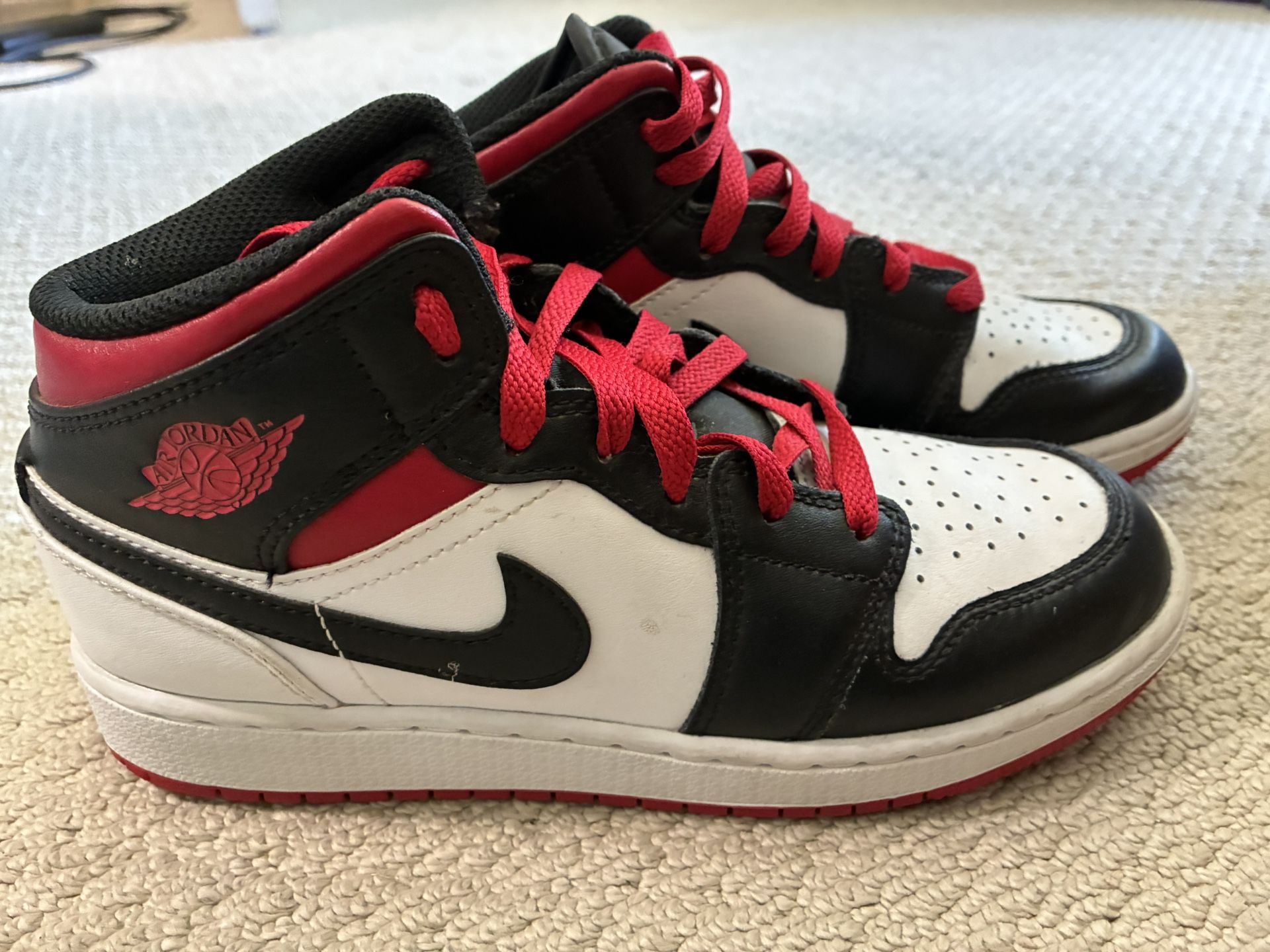 Air Jordan 1 Mid ‘Chicago Black Toe’ GS size 4.5Y – Used – Really good condition
