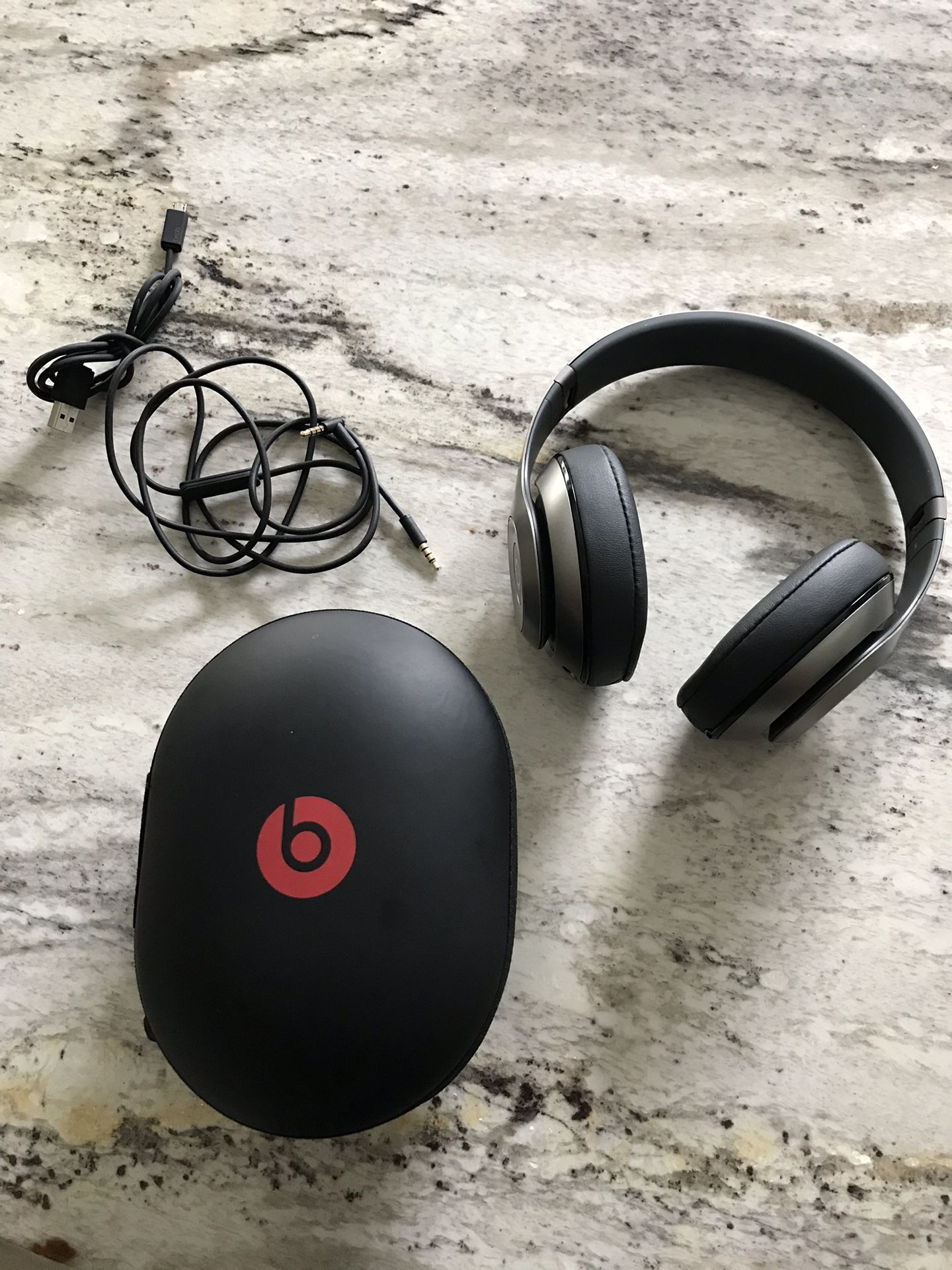 Beats wireless studio 2.0 grey barely used!!! Great condition