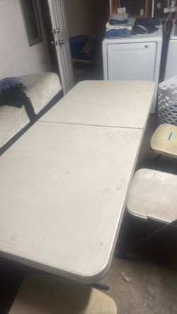 Mesa y 3 Silas