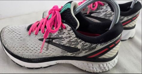 Brooks Ghost 11 Running Shoes - Womens 6M.   Athletic Sneaker Mesh Breathable Lace Grey