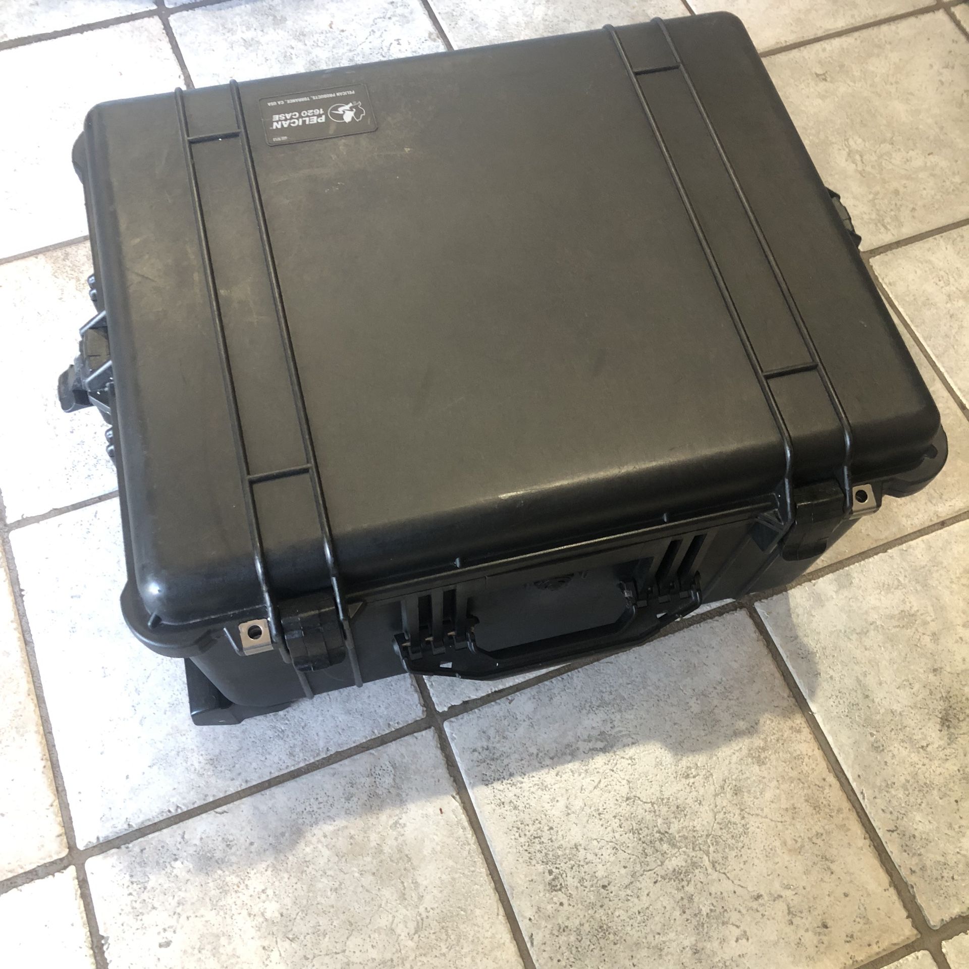 Pelican Case 1620 with Retractable Handle and rolling wheels