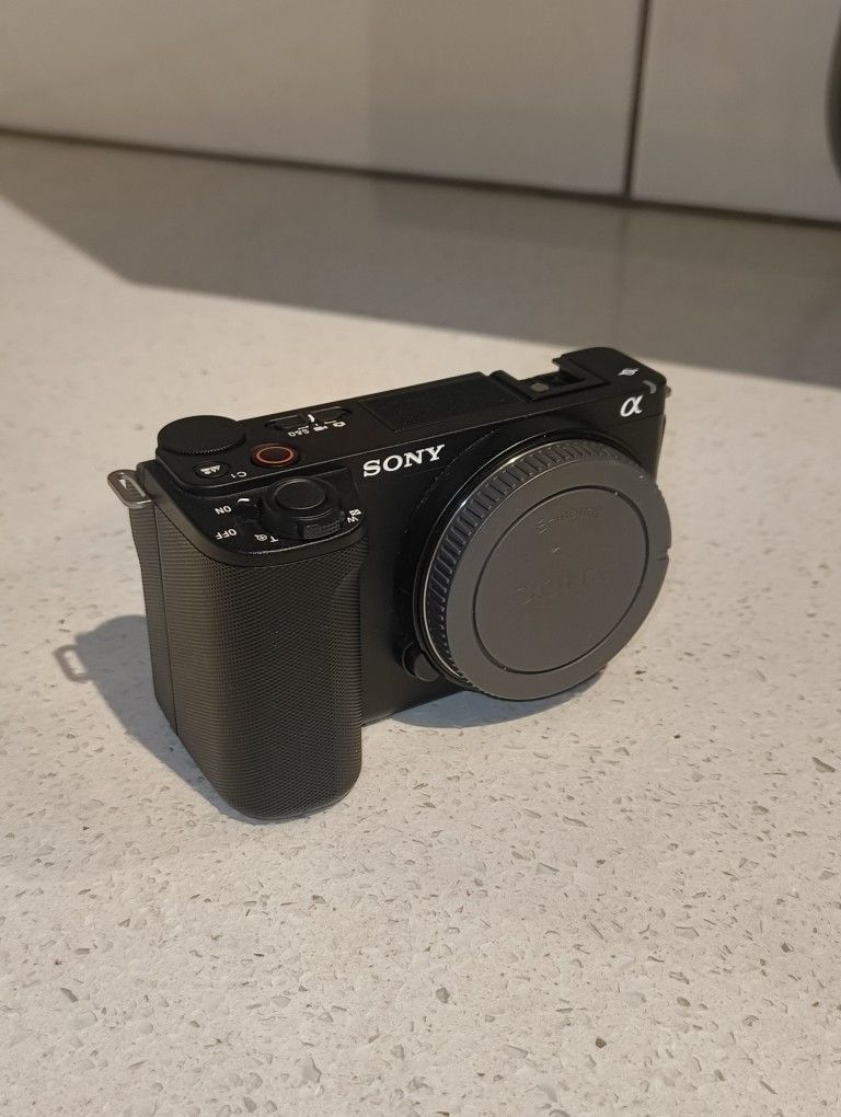 Sony ZV-E10 II 26 MP 4K Digital Camera w/batteries