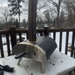 Used Ooni pizza oven