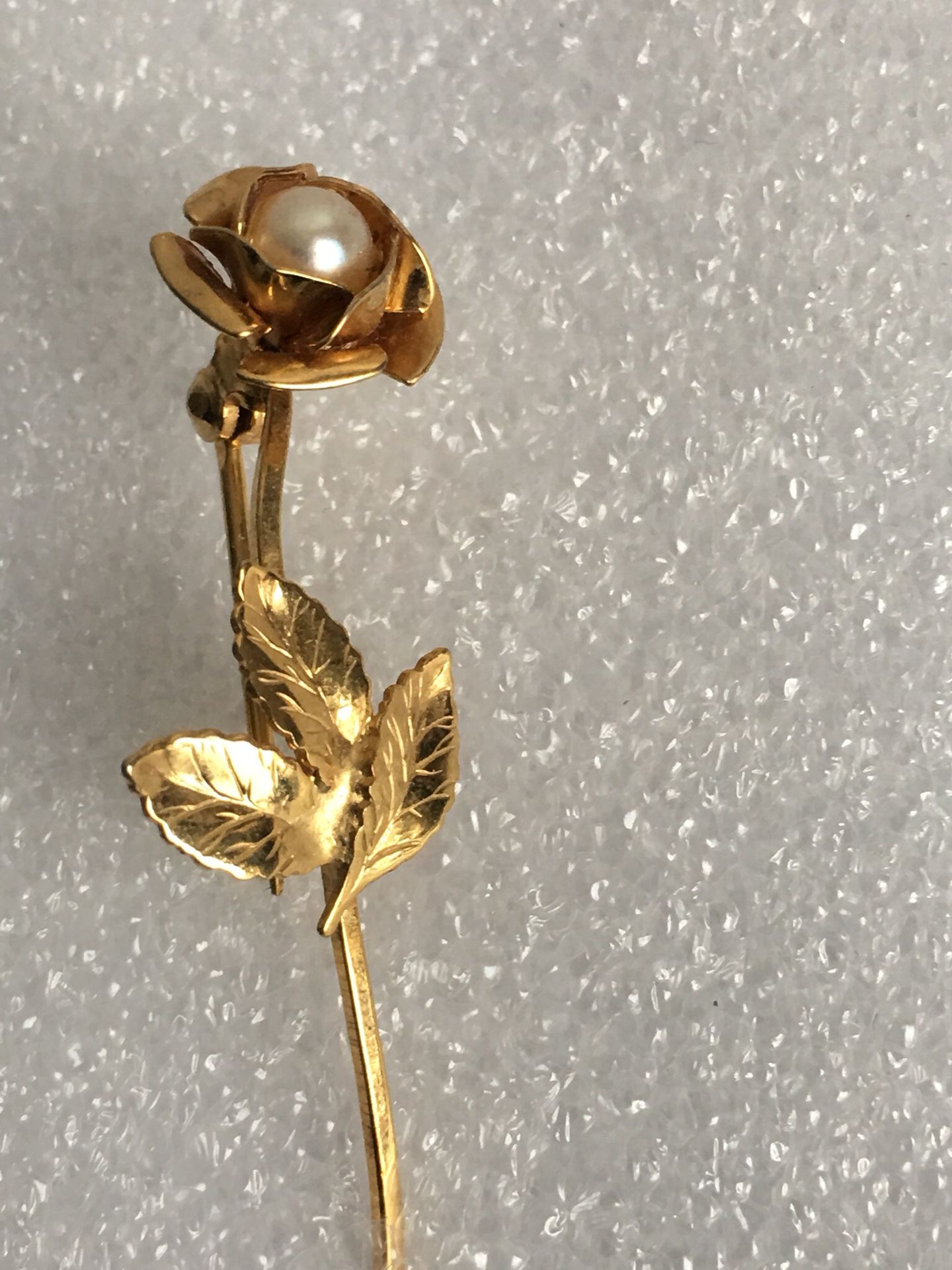 GOLD TONE FLOWER BROOCH