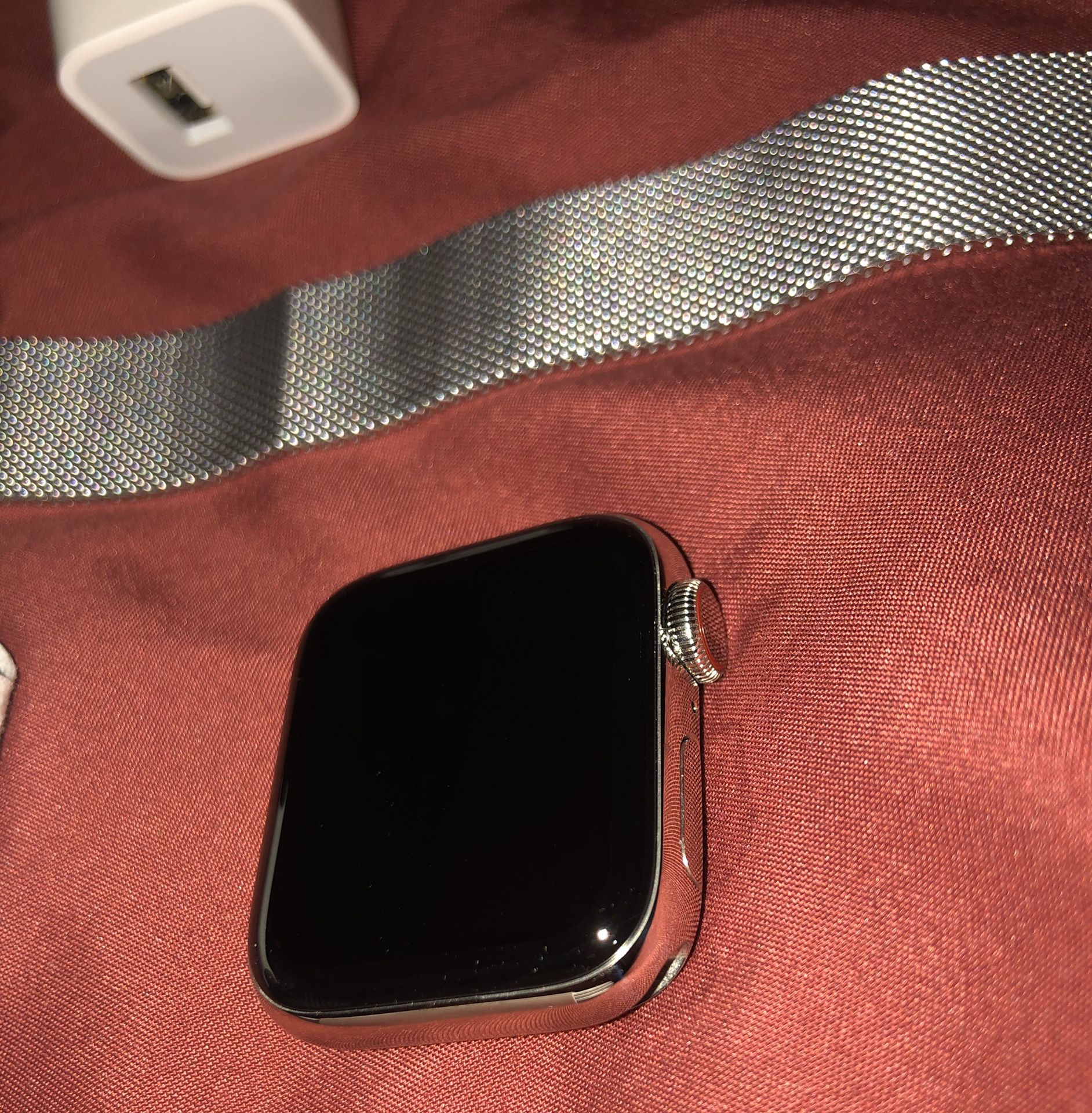 Apple Watch Series 5 40mm (GPS/CELLULAR) Stainless Steel/Ceramic Body w Milanese Loop