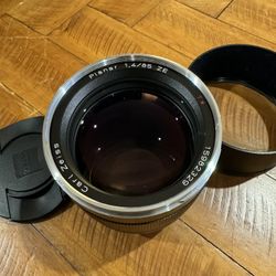 Zeiss 85mm F1.4 Planar T* Lens | EF Mount