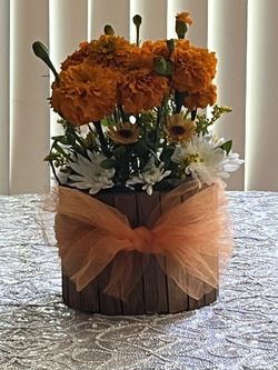 Wooden Base Fresh Flower Arrangement Cempasúchil 