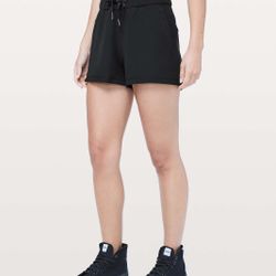 Lululemon On The Fly Short *Woven *2.5" Black size 6