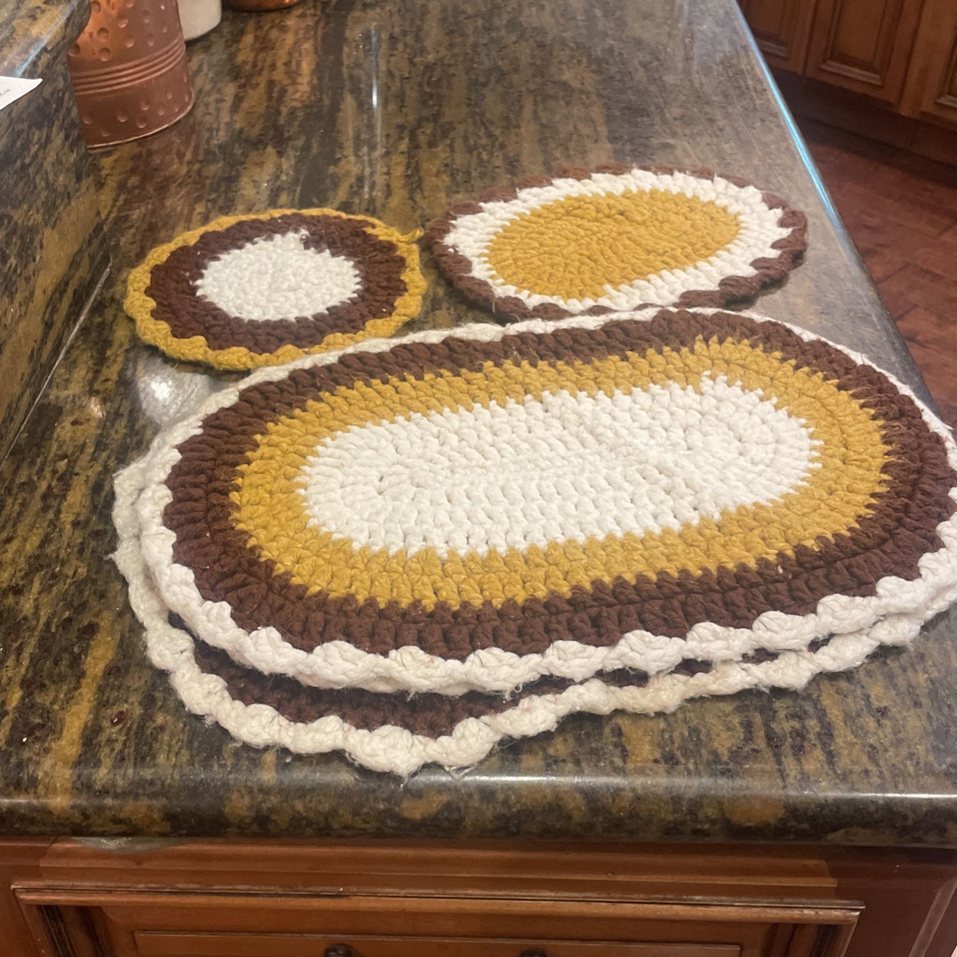 Vintage Crochet Set  5 Placemats  2 Trivets 