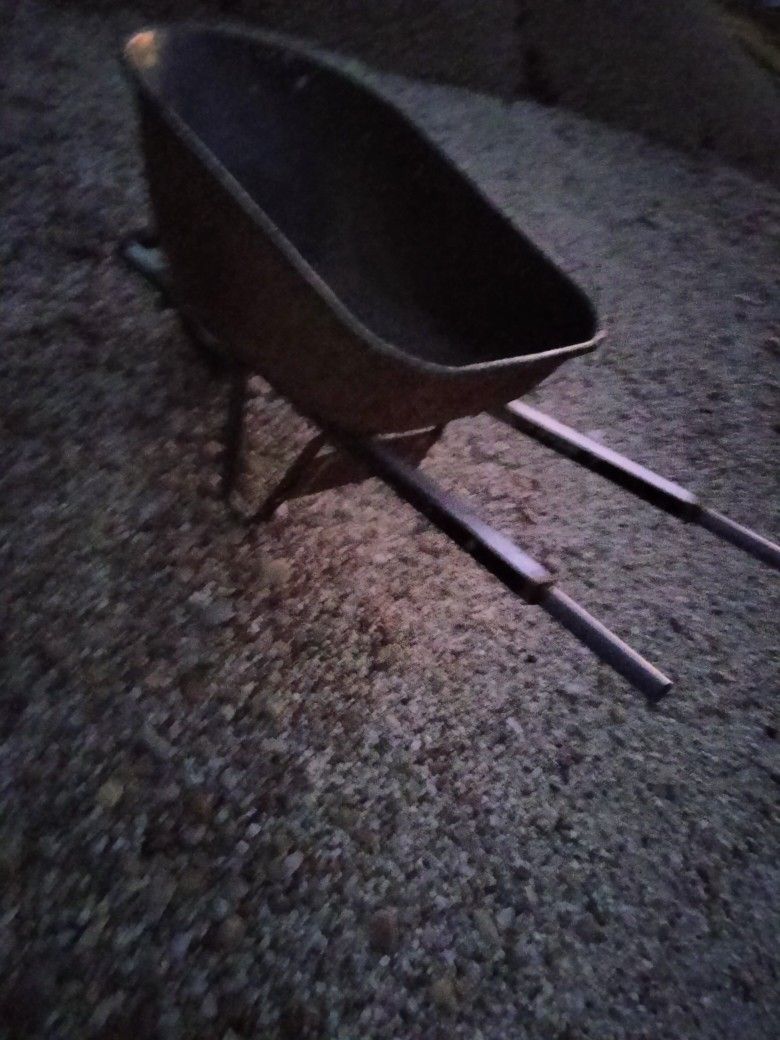 Heavy Duty Wheel Barrow With Solid Tire
