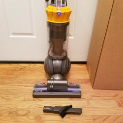 NEW cond DYSON ALL FLOOR  BIG BALL  VACUUM WITH COMPLETE ATTACHMENTS  , AMAZING POWER SUCTION  , WORKS EXCELLENT   , IN THE BOX 