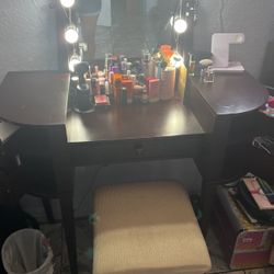 Vanity in good condition