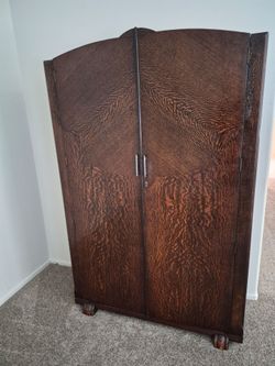 Antique Oak Wardrobe / Armoire – Figured Oak – Original Interior – Beautiful Condition
