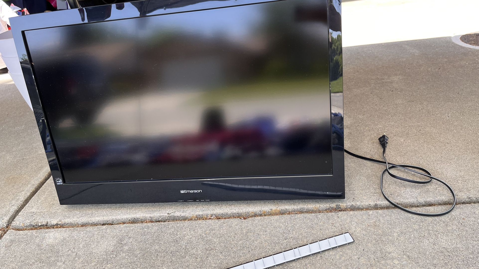 32in Emerson television