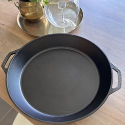 Lodge 17-inch dual-handled skillet