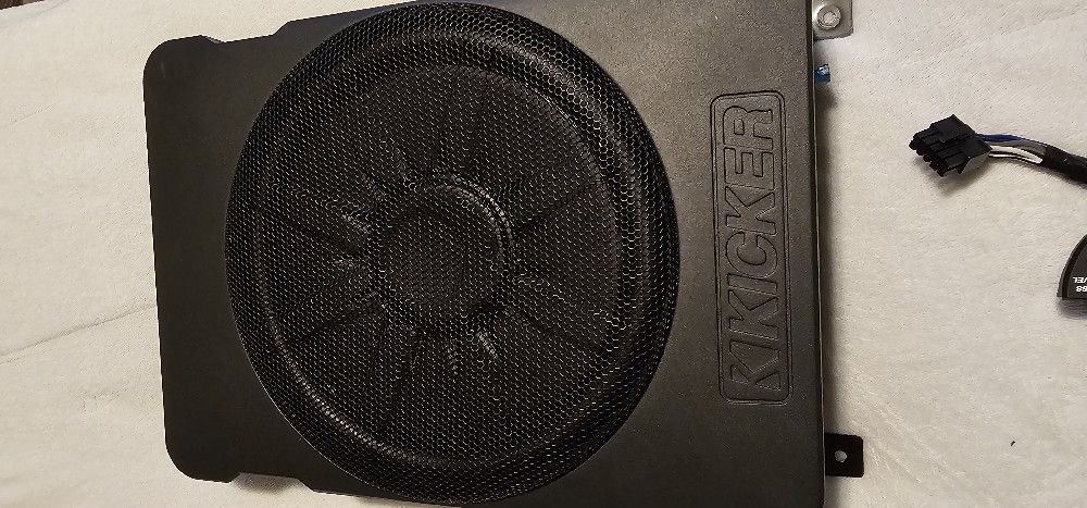 Kicker Hideaway 10" Compact Powered Subwoofer