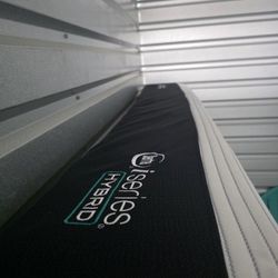 King Size Mattress Excellent Condition I Series Serta W Cooling Gel