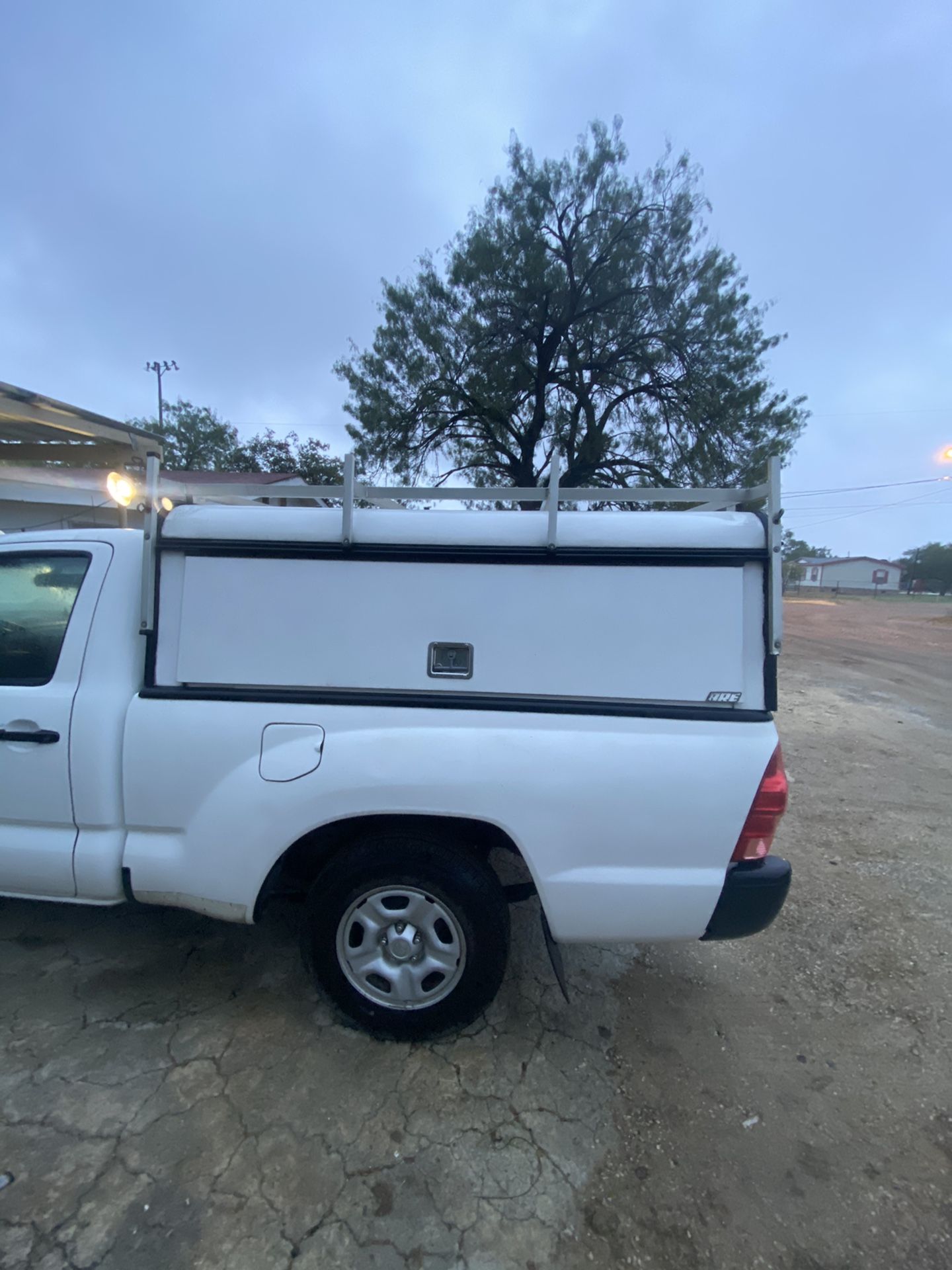 Camper shell fits Toyota Tacoma