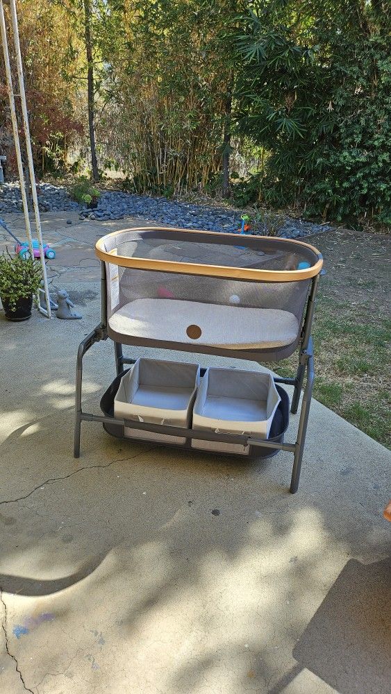 Maxi-Cosi Iora Bedside Bassinet