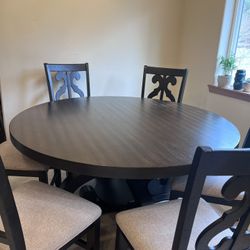 Dining/kitchen Table
