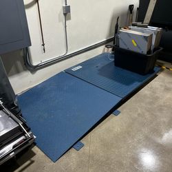 ULINE 2500lb digital floor scale - Like new, with ramp