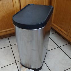 Kitchen Trash Can By Simplehuman