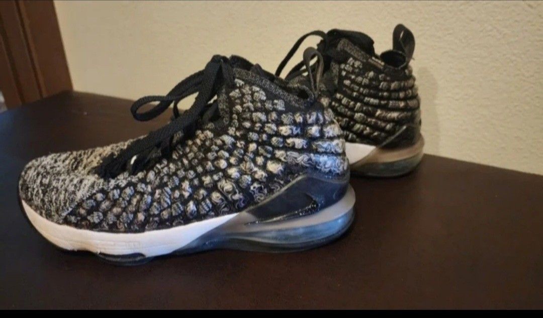 Nike Jebron James. Size US 5Y, UK 4,5, EUR 37,5, cm 23,5. Very good condition.